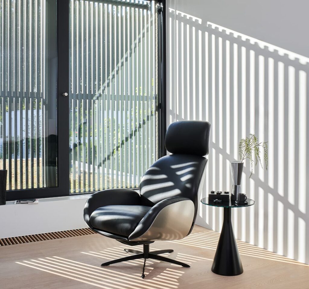 Einrichtung mit hochwertigem Parkett und Designermöbeln